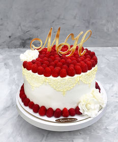 Свадебный торт «Малина, белые розы и инициалы»