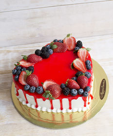 Свадебный торт «Сердце с ягодами»