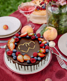 Свадебный торт «Ягодный венок на шоколаде на свадьбу»
