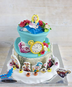 Детский торт «Алиса на шляпе»
