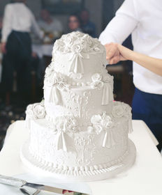 Свадебный торт «Белоснежный с розами»