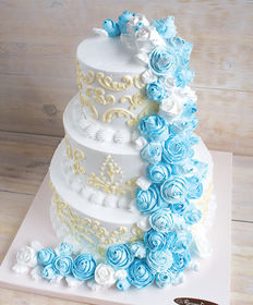 Свадебный торт «Голубые розы и узоры из белого шоколада»
