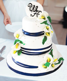 Свадебный торт «Каллы и синие ленты»