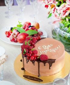Праздничный торт «Красные ягоды на шоколаде»