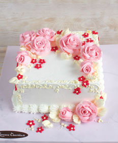Праздничный торт «Квадратный с розовыми розочками»