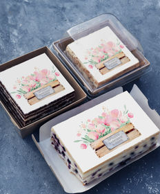 Торт-открытка «Лучшей бабушке в мире ящик с цветами»