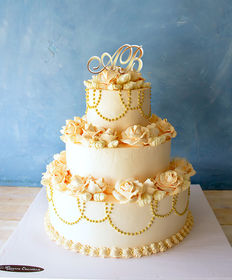 Свадебный торт «С золотыми бусинами и инициалами»