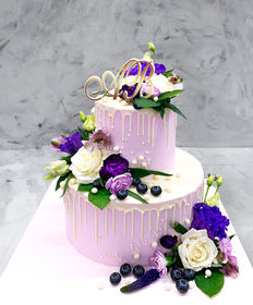 Свадебный торт «Сиреневый с живыми цветами на свадьбу»