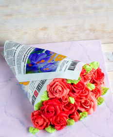 Праздничный торт «Торт-букет роз в съедобной газете»